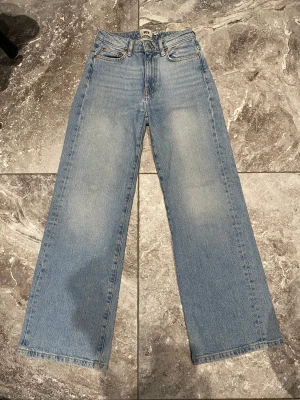Jeans från Lager 157 storlek 160 - Jeans från Lager 167 i storlek 160. Använt skick. En liten liten gul fläck finns, men går säkert bort i tvätten. Säljer pga stor garderobrensning. Kika gärna på mina andra annonser, säljer mycket:) Samfraktar gärna.