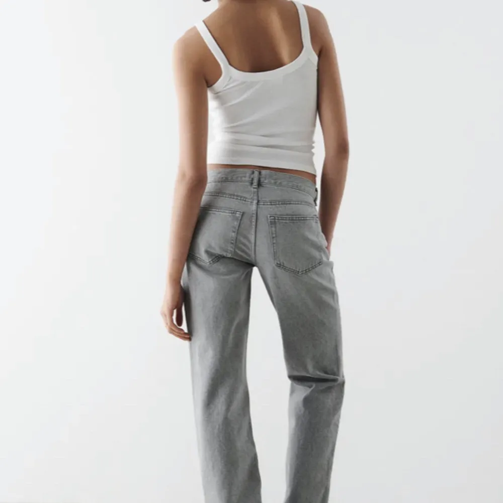 Ett par low waist straight jeans från Gina tricot. Andra bilden är min resten är tagna från hemsidan 💗 Lite slitna vid fickorna ( skriv för bilder) 💕 Köparen står för frakt 🫶. Jeans & Byxor.