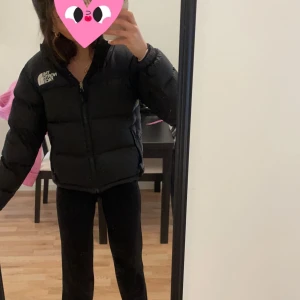 Varm north face jacka i nyskick  - Säljer min fina northface jacka som är som ny och väldigt varm och mysig. Jag på bilden är 166 cm som referens. Det är den typiska north face jackan och den säljes då jag köpt en ny i anann storlek
