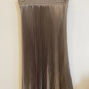Maxikjol plisserad - Guldig maxikjol plisserad och passar till en fin tjocktröja eller blus!