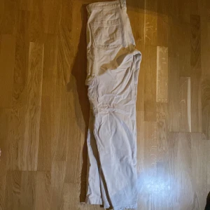 Cargo byxor  - Cargo byxor som är använda och sälj för att de är för små. 