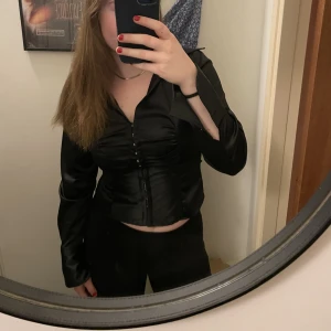 Unik topp! - Säljer denna coola topp då den inte kommer till användning hos mig! Står ingen direkt storlek på den, men sitter lagom tajt på mig som är M. Fint skick och inga defekter. Frakt tillkommer💕