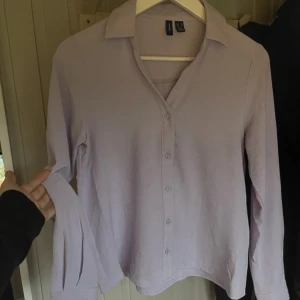 blus  - ljuslila blus från vero moda, färgen stämmer mest överens med bild 2! använd 2 gånger 