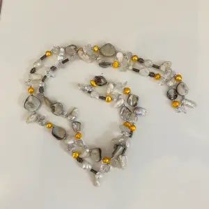 Vackert halsband med bergskristall, pärlemor och guldfärgade pärlor 