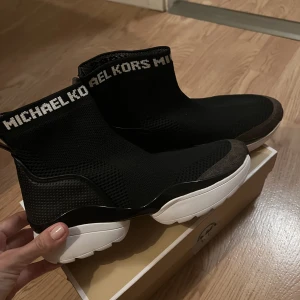 Michael Kors skor - Michael Kors skor, helt nya , aldrig använder, pga fel storlek. Kartong medföljer!pris kan diskuteras 