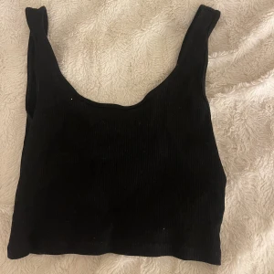 Svart linne - Jättefint linne, kan skicka foto hur den sitter på om det behövs! Har tyvärr blivit för litet😔