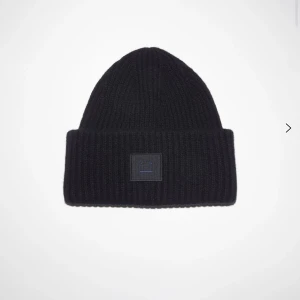 Acne mössa  - Säljer pga trivs inte så bra i mössa. Knappt använd. Nypris 1600kr🖤Kan gå ner i pris vid snabb affär. 
