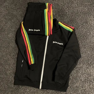 Palm Angels tracksuit - Helt ny. Vid frågor eller fler bilder var vänlig och kontakta mig🤝🏽kvitto och alla tillbehör medföljer!