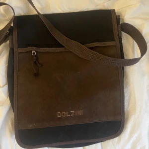 Väska - Väska köpt secondhand ok skick, justerbart band. Skriv för fler bilder!