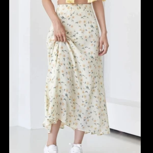 Blommig kjol - oanvänd🌼 - Jättesnygg kjol med blommig design. Den är oanvänd, blev för liten på mig och hade ingen retur. Köpt för 200kr, säljer för 120kr. Har en fin kvalite. Priset kan diskuteras👍🏼