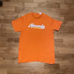 En T-shirt limited edition från Almondy. Aldrig använd i storlek M