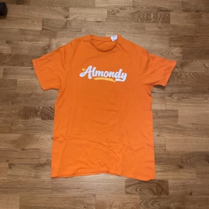 Limited edition Almondy T-shirt - En T-shirt limited edition från Almondy. Aldrig använd i storlek M