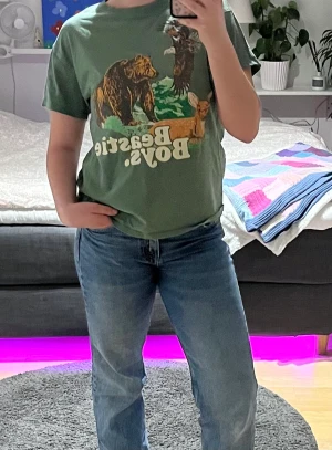 T-shirt - En perfekt tröja till vardagen eller hemmamys som passar perfekt till nu i vinter❄️  Nyskick! (Nypris 200 kr)