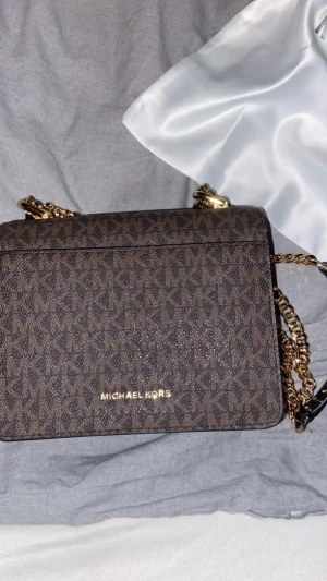 Michael kors väska  - Säljer min Michael kors väska, är i bra skick & bara använd några få gånger, säljer den för 1200kr men pris kan diskuteras vid snabb affär💗
