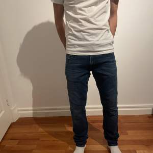 Säljer ett par as feta Replay jeans i storlek W32 L32 ,skick 9/10 Nypris: 1500kr Vårt pris: 499kr