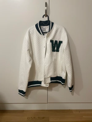College jacka från Zara strl M - En vit college jacka med gröna detaljer. Storlek M. Aldrig använd