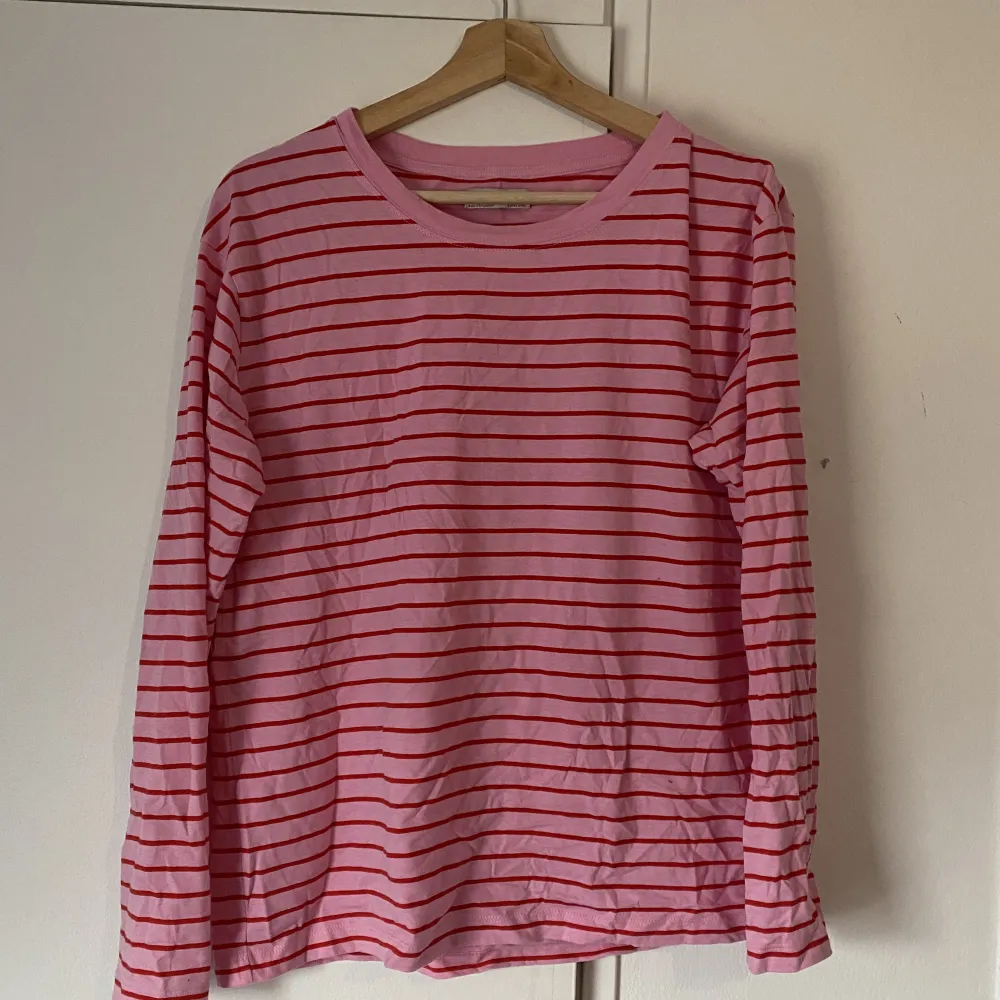 En supersöt oversized rosa tröja från Lindex. Endast använd vid ett tillfälle💗 (Kunden betalar frakten) . Tröjor & Koftor.