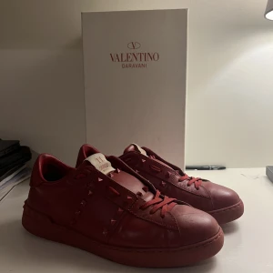 Valentino rockstud  - Rikigt feta valentino rockstuds  Säljer då jag ej använder dem längre. Sällsynt färg som ger många komplimanger.  Box, distrahera, valentino kuvert och extra snören finns.   Finns i Halmstad men kan skickas 