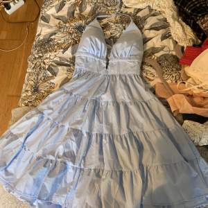 Säljer denna blå klänning från SHEIN då den inte sitter riktigt som jag ville, den är xs men sitter mer som S / mindre M. Den är bara provad!  Nypris: 179 kr