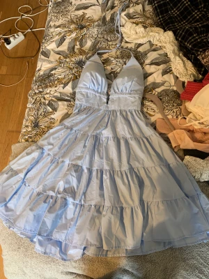 Blå klänning  - Säljer denna blå klänning från SHEIN då den inte sitter riktigt som jag ville, den är xs men sitter mer som S / mindre M. Den är bara provad!  Nypris: 179 kr