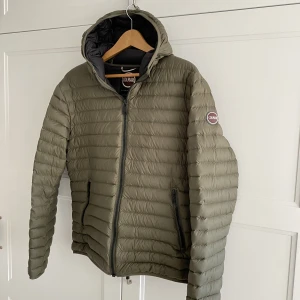 Colmar jacka - Säljer min sparsamt använda colmar jacka. Det finns inga defekter. Storlek 52. Nypris 3800kr säljer för endast 1250. Kan diskutera pris vid snabb affär.