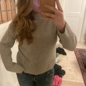 Stickad tröja  - Så fin stickad tröja med en halv polo krage!🤩🤩