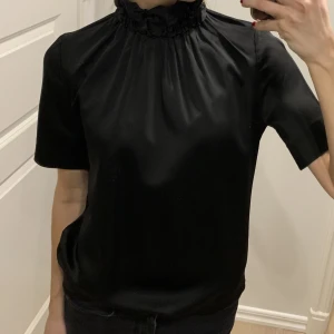 COS topp - Säljer min super fina COS topp. I jätte bra skick!😊