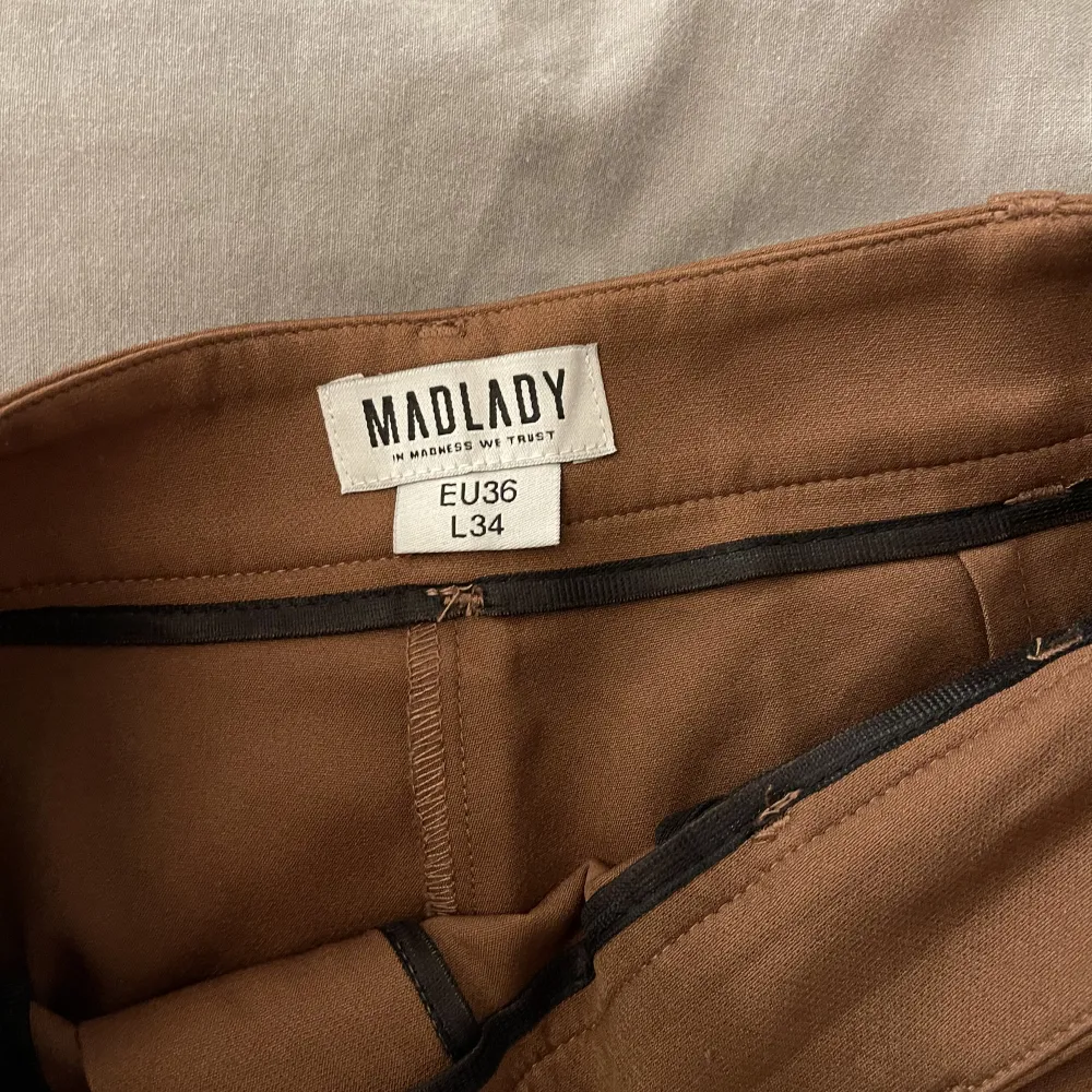 Bruna kostymbyxor från Madlady, använda 1 gång. Nyskick! 🤎 Storek EU 36, L 34. Jeans & Byxor.