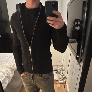 Full zip up  - Säljer nu en zip up från weekday i storlek XS. Aldrig använd. Om du har några frågor eller vill ha fler bilder skicka ett meddelande!