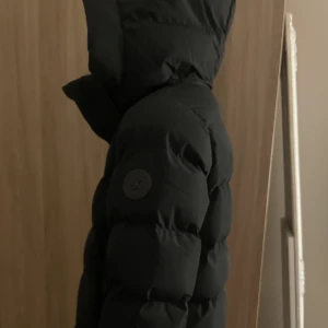 Vinterjacka - Säljer denna varma jacka från Everest. Ser helt oanvänd ut.  Storlek 158, passar en XS och en liten S🥰  Ordinarie pris: 1495