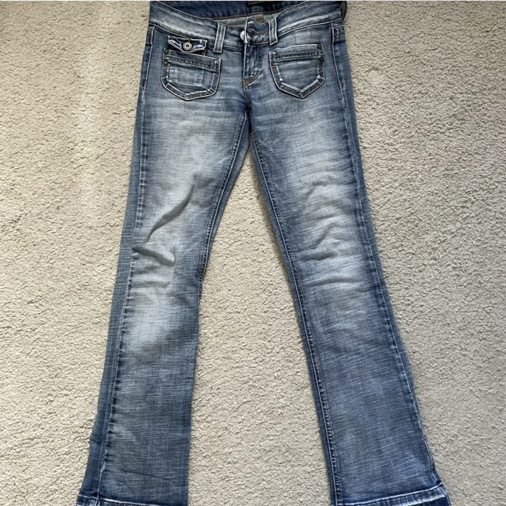 Sjukt snygga lågmidjade bootcut jeans från Only. Köpta på plick men tyvärr försmå för mig😫Bara att skriva vid frågor!💕. Jeans & Byxor.