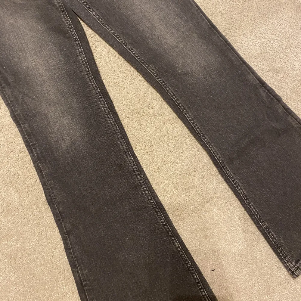 Säljer dessa low waist bootcut  jeans från Gina tricot, dem är helt nya säljer pågrund av att dem inte kommer till användning nypris 300.. Jeans & Byxor.