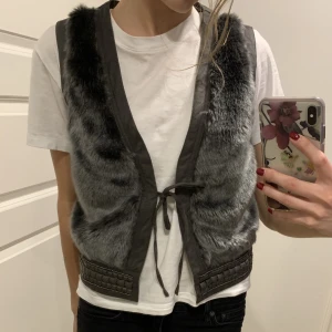 Pälsväst - Säljer min super coola soyaconcept pälsväst/kofta. Den är i superbra skick! Jag har fler bilder😊