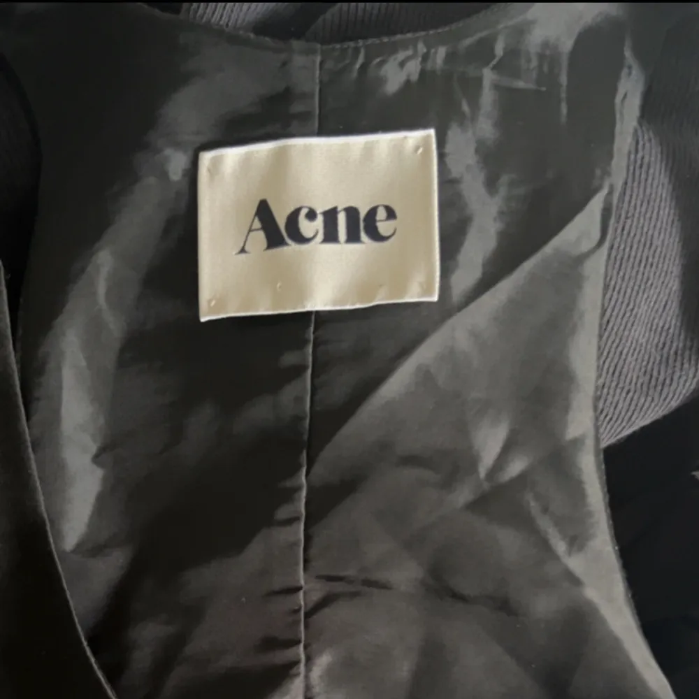 Acne Studios klänning i polyester och väldigt fint skick. Sitter och passar som första bilden.. Klänningar.