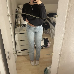 Blåa jeans - Fina jeans säljs pga att dom är försmå!☺️ va favvo jeansen innan😅