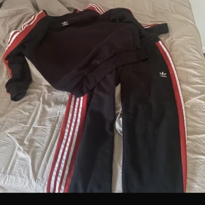 Adidas set - Helt nytt utan prislapp. Set med byxor och tröja till