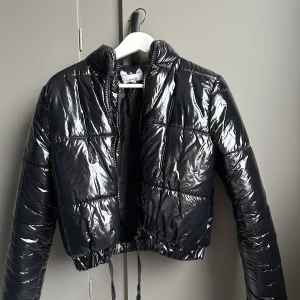 Svart lackjacka  - Från chiquelle i storlek small. Köpt för några år sedan. I bra skick! 