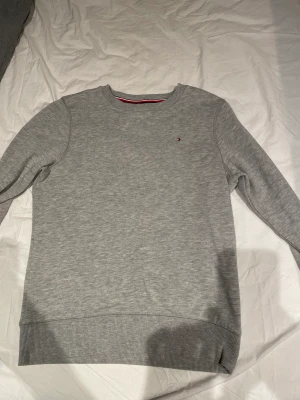 Tommy Hilfiger tröja  - En grå jättefin Tommy Hilfiger tröja i storlek 164! Jätte bra skick!