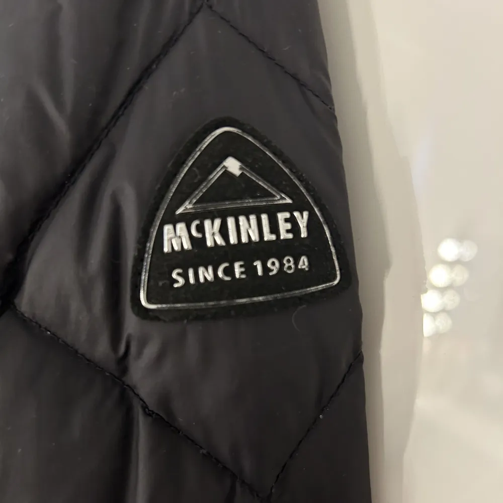 Säljer denna jacka från McKINLEY i strl 34 för 300kr. Jackan är i mycket bra skick. Betalning sker via Swish o köpare står för frakten.. Jackor.