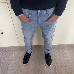 Replay jeans - Säljer dessa as feta ljusblåa replay jeans. Skicket är 9,5/10 då de bara använts ett få tal gånger. Nypris är 1800kr
