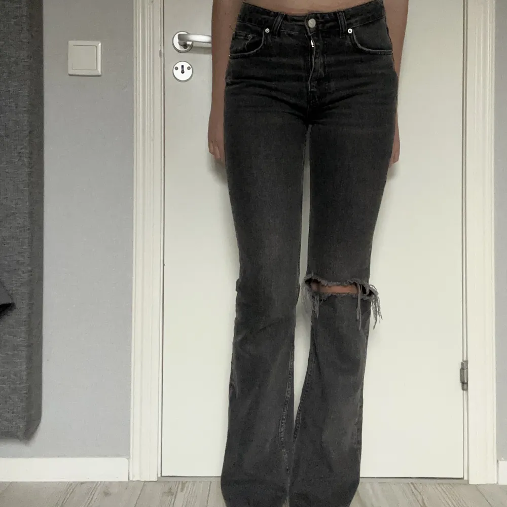Säljer mina gråa mid waist jeans från Gina tricot.  Innerbenslängd: 85-86 cm Midjemått: 70 cm. Jeans & Byxor.