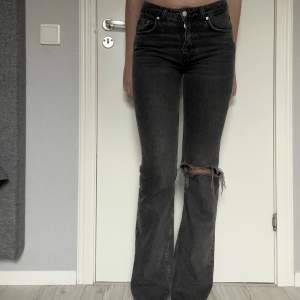 Säljer mina gråa mid waist jeans från Gina tricot.  Innerbenslängd: 85-86 cm Midjemått: 70 cm