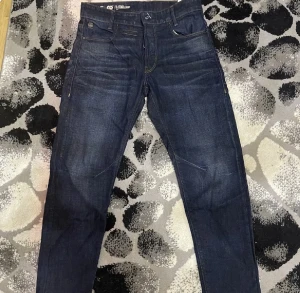 Äkta g-star byxor i slim fit  - Äkta Oanvända g-star byxor i slim fit 