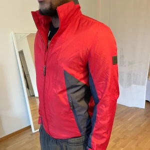 Hugo Boss vindjacka herr  - Säljer denna Vindjacka ifrån Hugo Boss herrmodell då den är för liten. Aldrig använd så den är i nyskick. Inköpt för 3500kr, säljer för 1500kr (pris kan diskuteras vid snabb affär!) 