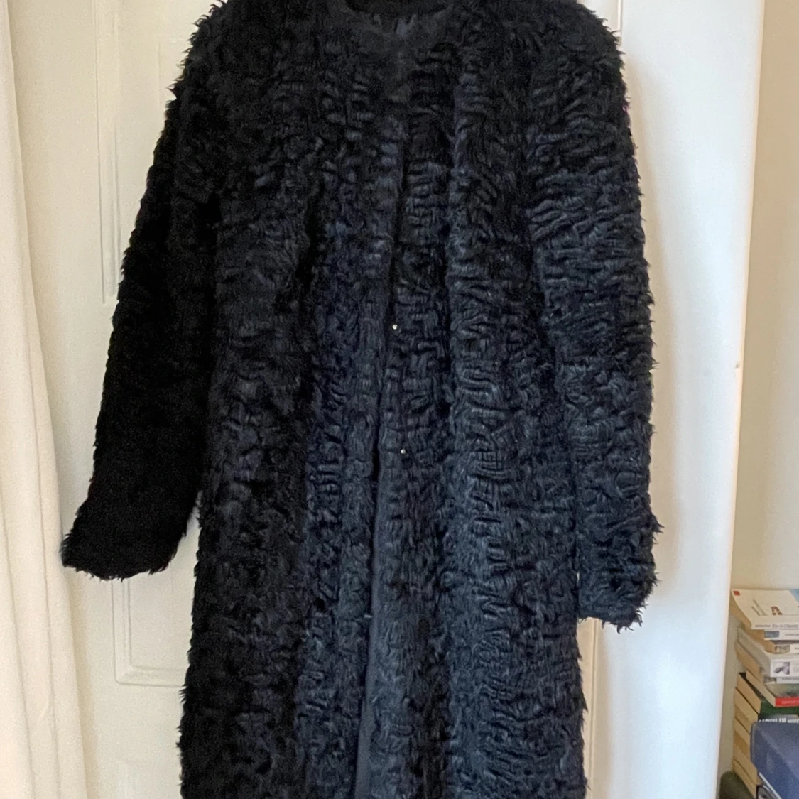 Svart fuskpälskappa