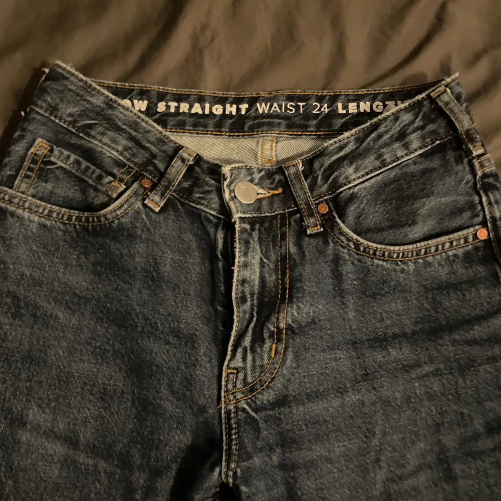 Köpte jeansen i januari för 699, Jeansen är i bra skick. Säljer för att dom inte används längre💕. Jeans & Byxor.