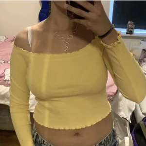 Gul off shulder tröja - Snygg gul off shulder tröja