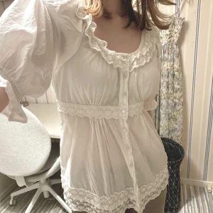 Vintage blus - En urgullig vintage blus som tyvärr ej kommit till användning 🤍 Köpt secondhand men i prima skick, står stl XS på lappen men passar mer som stl S/36-38. Unik och såå fin, man känner sig som en prinsessa i den 🤍🤍