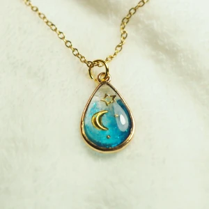 Handgjort halsband - Material : resin