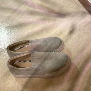 Skor  - Säljer skor i grå färg, strl 38. Inga defekter, från River Island   